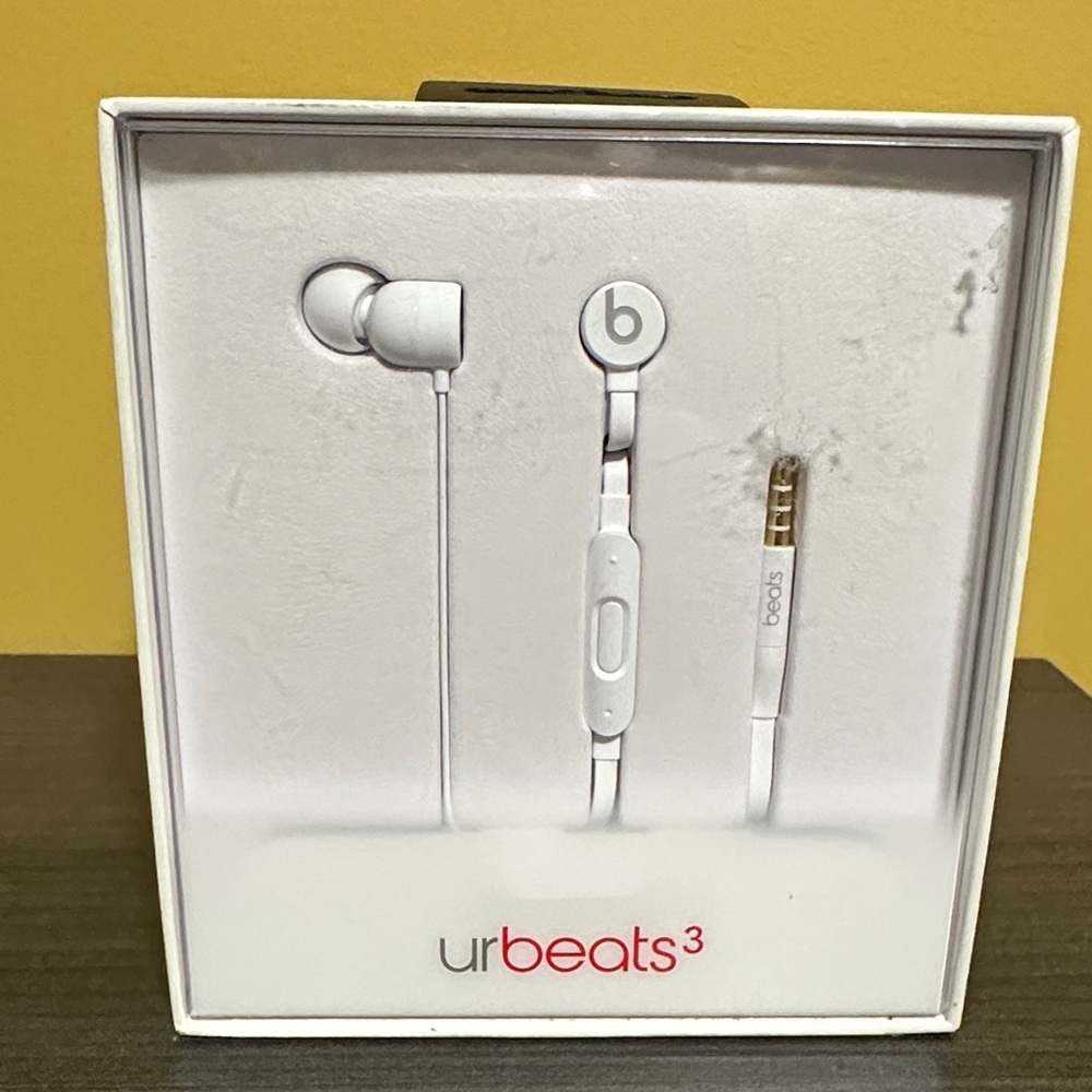 Beats by Dr Dre. White urBeats3 Earphones